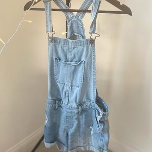 Hollister Light Wash Denim Cross-Back “Shortall” Overalls Size: S